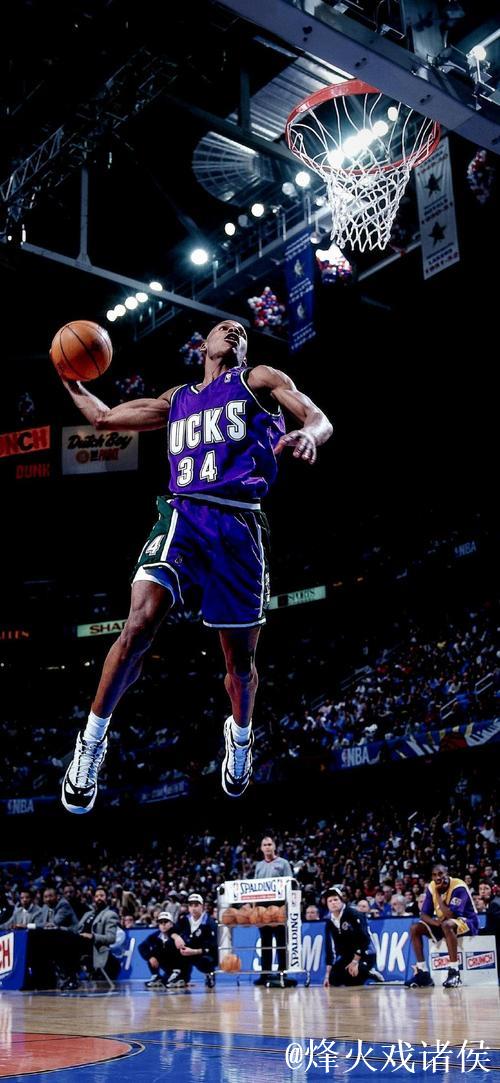 太阳官方更新ins：格雷森-阿伦在球馆中进行空中表演