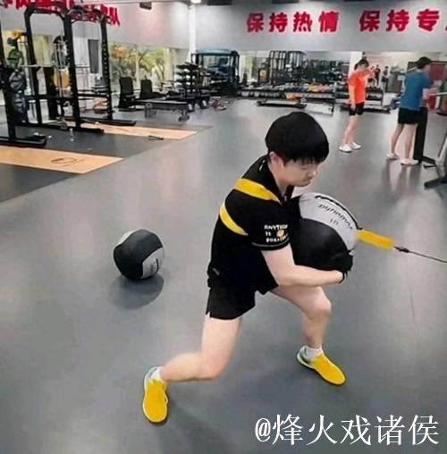 0点下班!孙颖莎太累了,或迎27小时5赛,体能精力双重考验 0点下班!孙颖莎太累了,或迎27小时5赛,体能精力双重考验